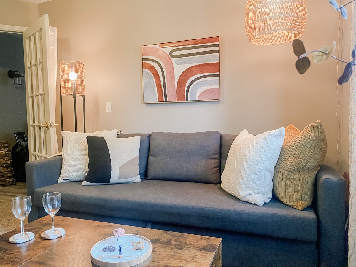 โต๊ะกาแฟมีชั้นวางของด้านบนที่ยกขึ้นและลดระดับสำหรับการรับประทานอาหารหรือทำงาน 