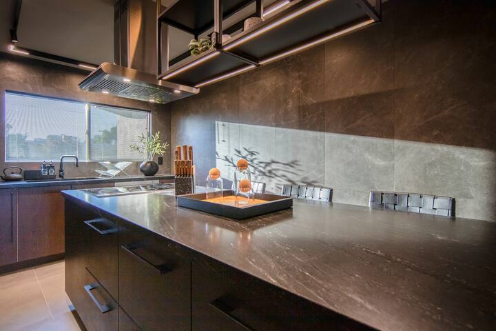 Resort Style Designer Home by the Strip +Pool +SPA gallery image 5