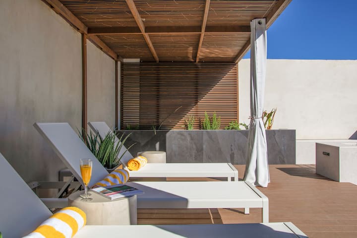 Resort Style Designer Home by the Strip +Pool +SPA