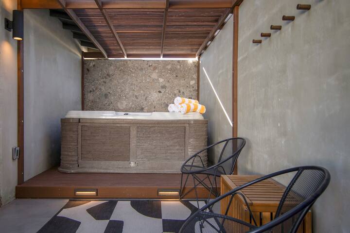 Resort Style Designer Home by the Strip +Pool +SPA gallery image 3