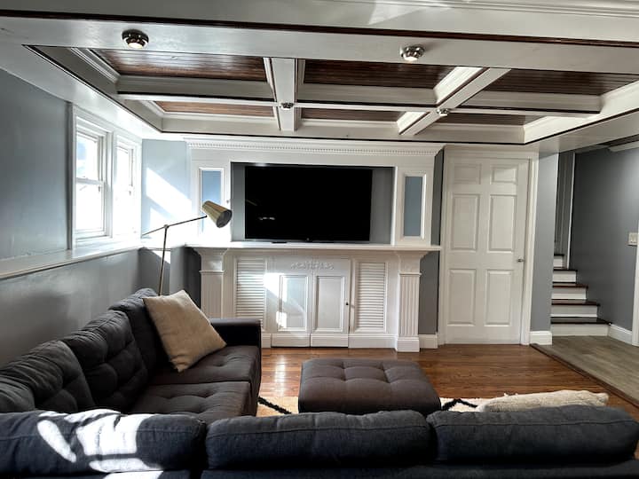Modern Cozy Home For Families & Pets - Hartford, CT