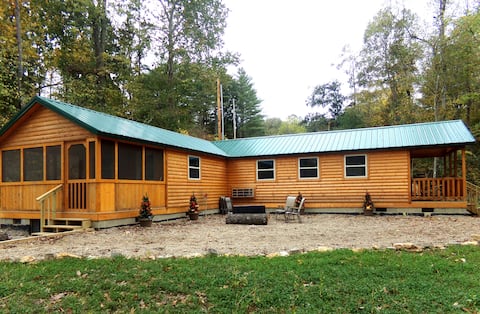 Moose Tracks Cabin with Hot Tub