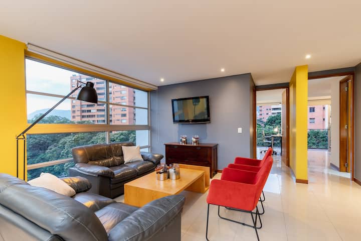 Amplia habitación con TV.