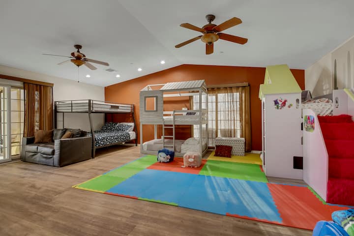 Dhomë fëmijësh me krevate dhe lojëra të personalizuara