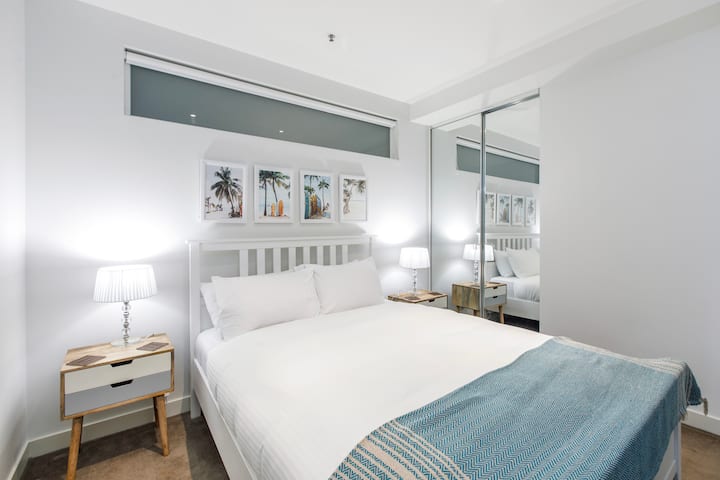 Druga spavaća soba s udobnim krevetom, ormarom i noćnim ormarićima