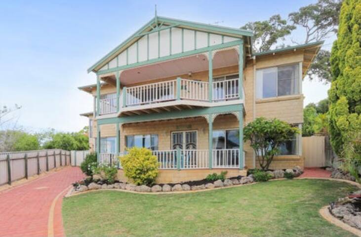 Stunning estuary views. 7 beds, ping pong gallery image 3