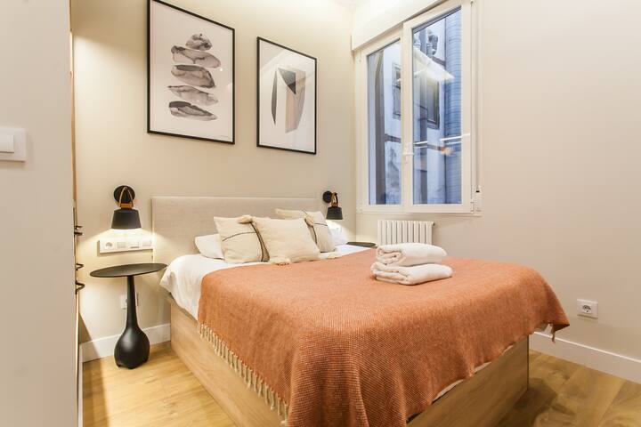 Luxury in Malasaña: 3hab/3baños – 8 pax – Ascensor gallery image 3