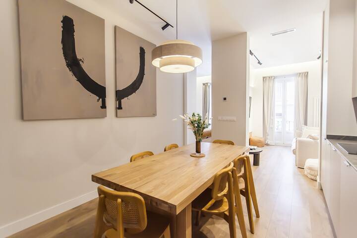 Luxury in Malasaña: 3hab/3baños – 8 pax – Ascensor gallery image 2
