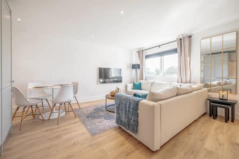 Top Airbnb: Modern flat in central location in Epsom And Ewell