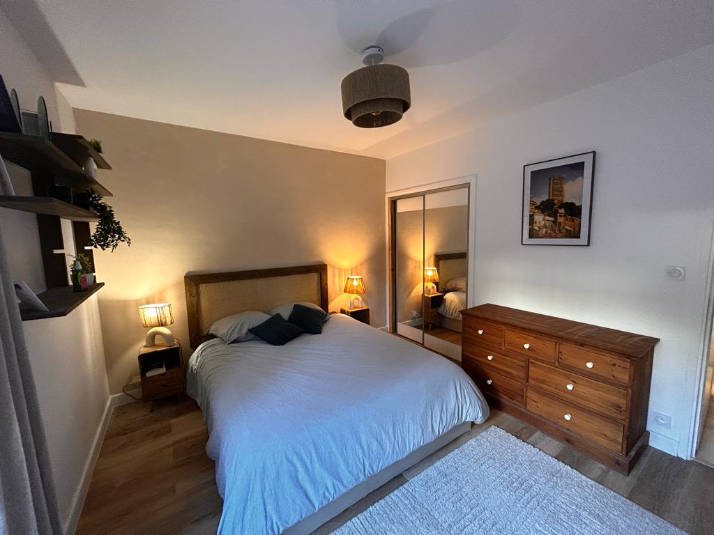 160 เตียง + ที่เก็บของ (ตู้เสื้อผ้าตู้เสื้อผ้าและลิ้นชัก)