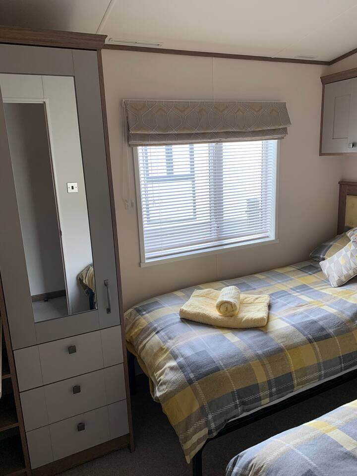 Chumba cha pili cha kulala ni chumba pacha, vitanda viwili vya ukubwa kamili, droo na kabati la nguo.