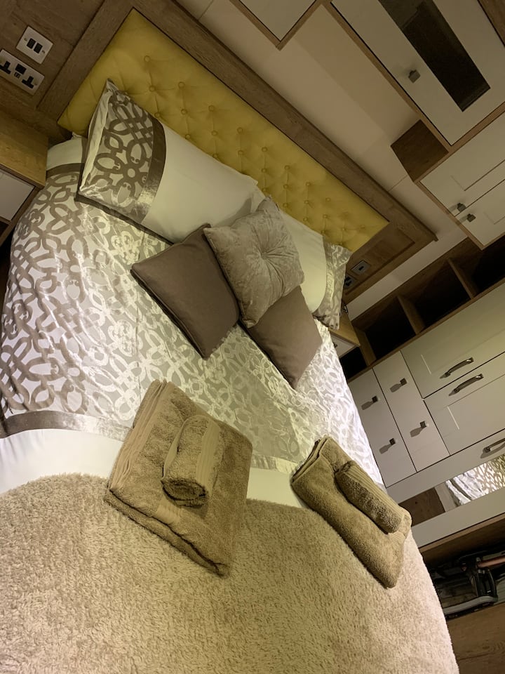 Chumba cha kulala mara mbili, chenye mwonekano wa mkono wa kulia unaoonyesha sehemu yote ya kabati…rafu, droo na kabati la nguo.