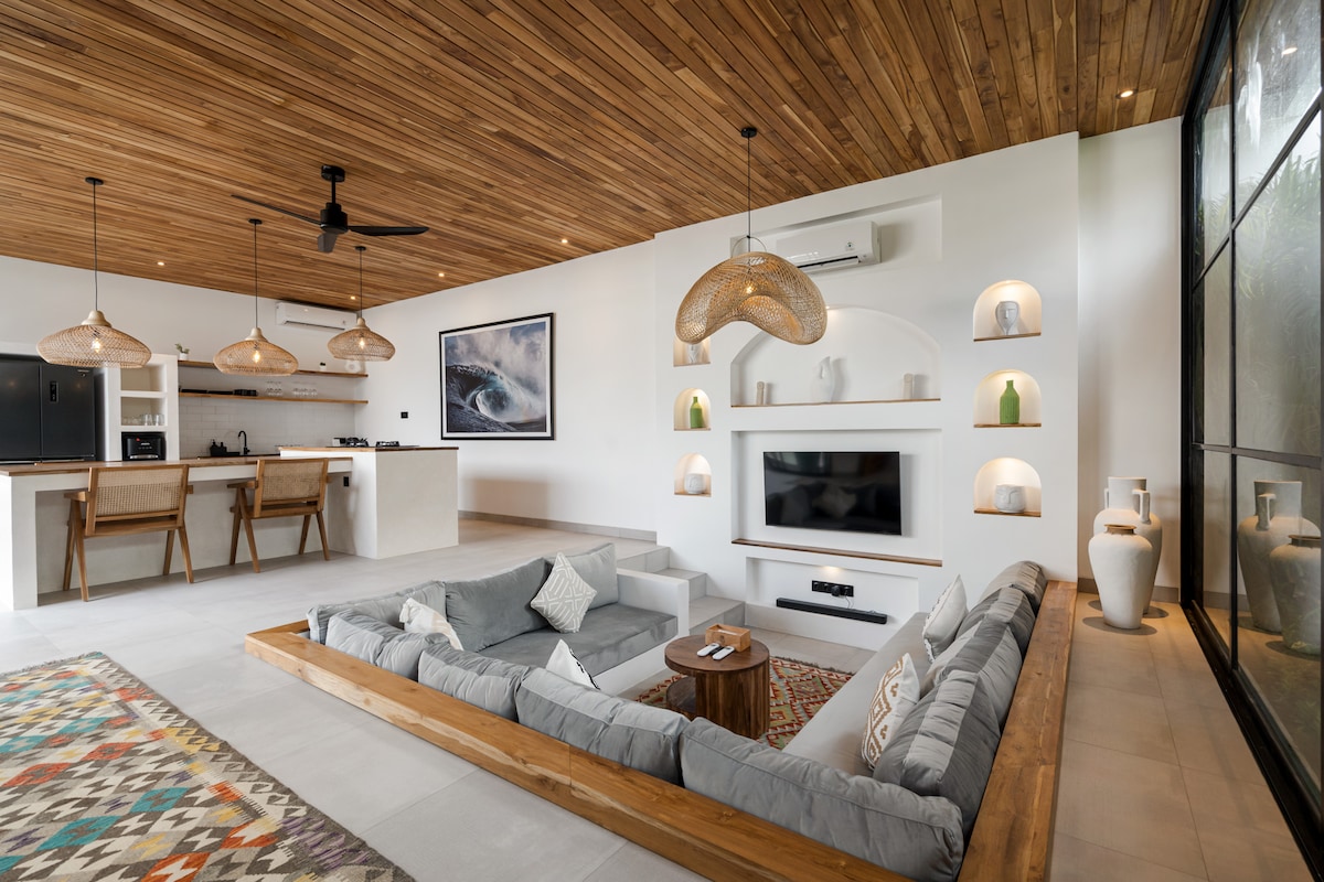 Villa in South Kuta · ★4.9 · 2 bedrooms · 2 beds · 2 private baths, сопоставимый объект Airbnb