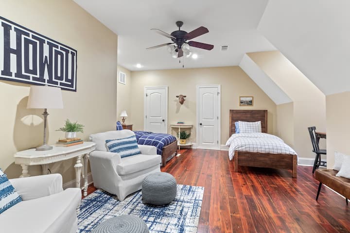 Ზემოთ საძინებელი ცალკე სააბაზანოთი. 