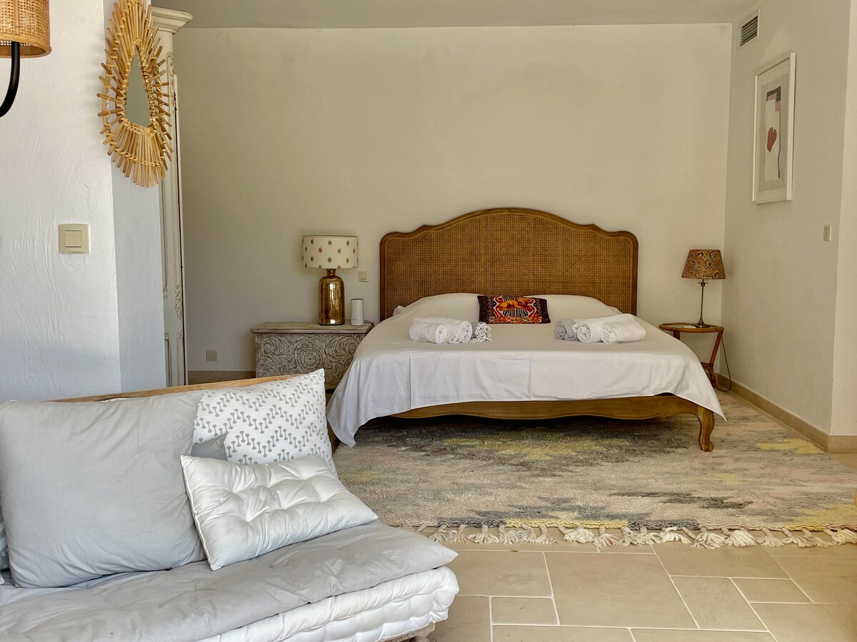 Hoofdslaapkamer met ensuite badkamer.