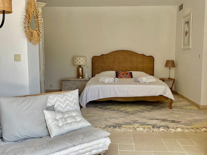 Hoofdslaapkamer met ensuite badkamer.