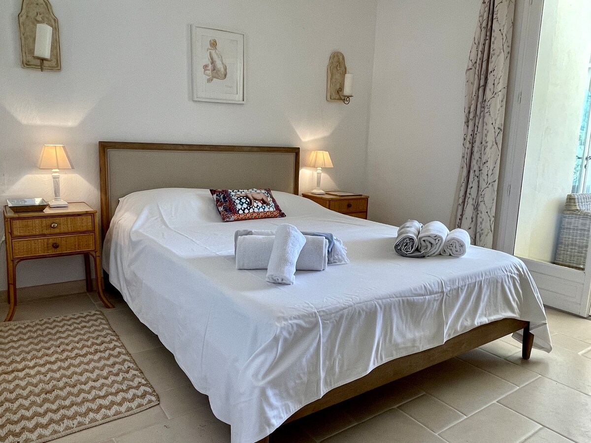 Tweepersoonskamer met directe toegang tot het zwembad