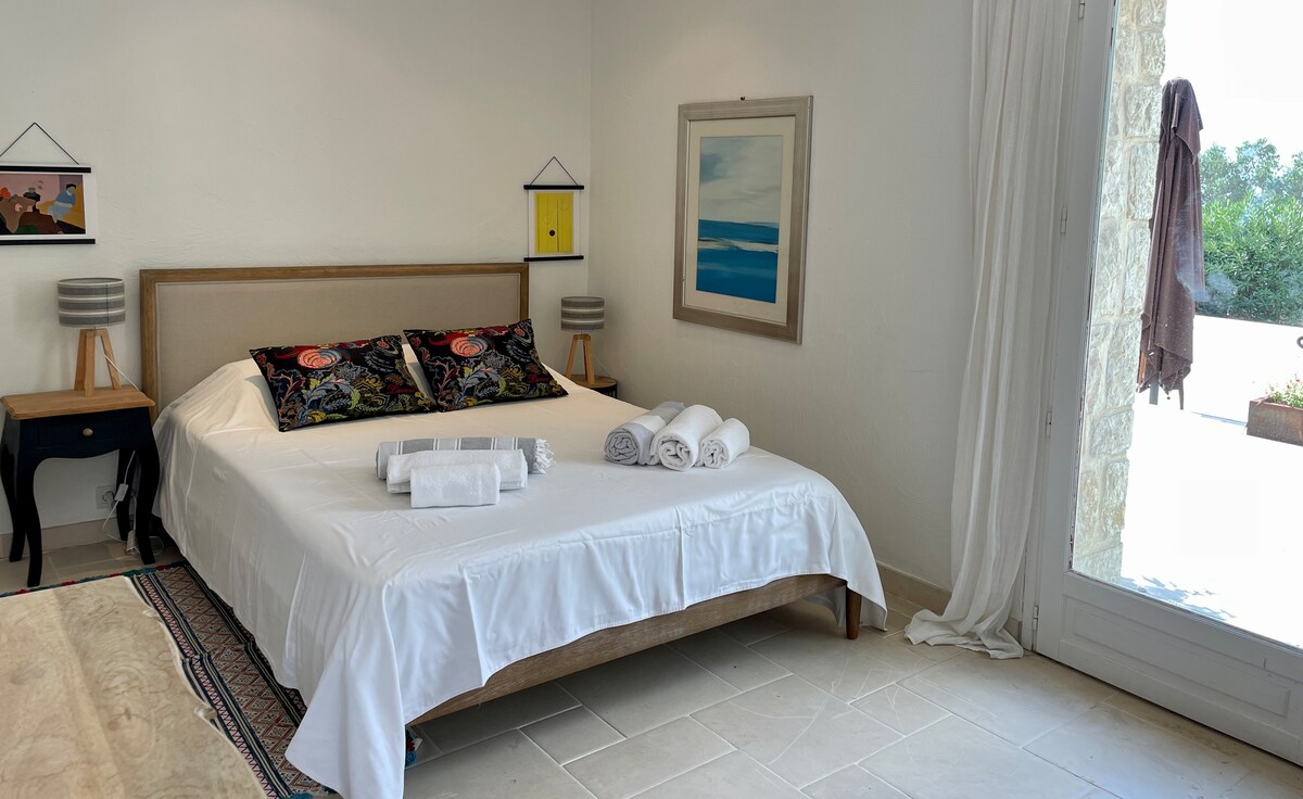 Tweepersoonskamer met directe toegang tot zwembadterras.