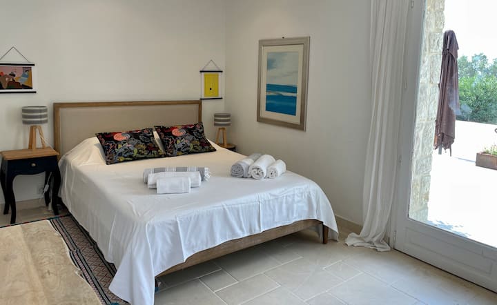 Tweepersoonskamer met directe toegang tot zwembadterras.