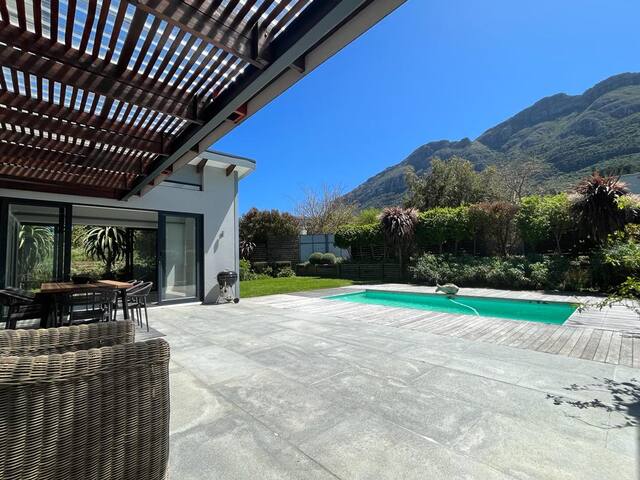Sunny, Modern Family Home in Hout Bay Estate gallery image 4