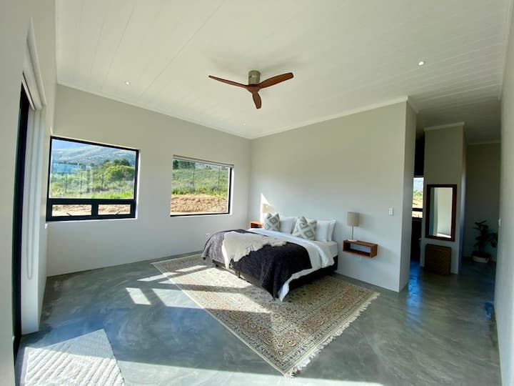 غرفة نوم رئيسية بسرير كينج وحمام داخلي كامل