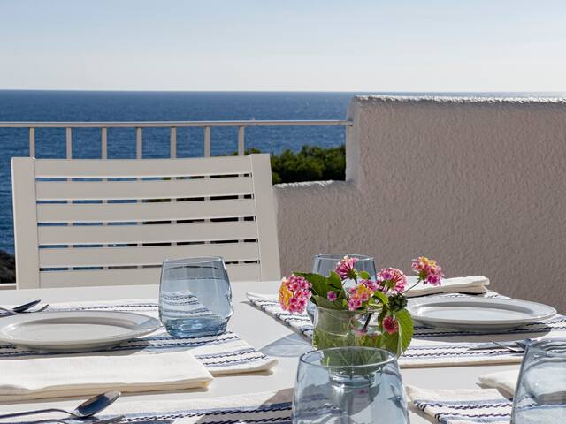 Amazing villa at the sea gallery image 3