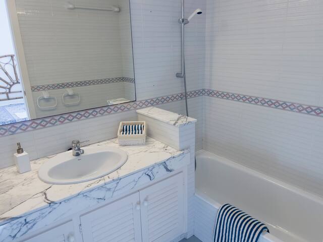 Amazing villa at the sea gallery image 5