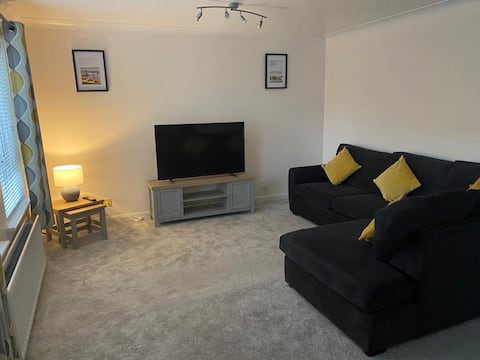 Top Airbnb: Great Location, large 1 bed flat with parking in Dundee