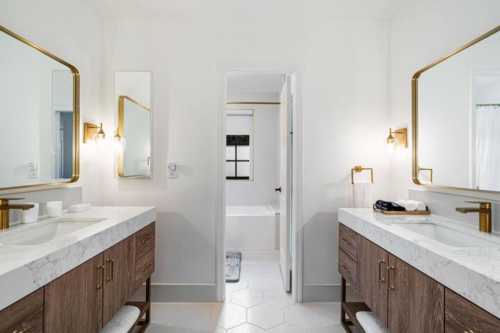 Comfort & Style! gallery image 5