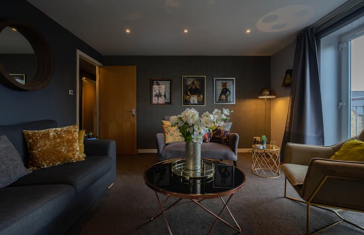 Spacious two bed apartment – parking & gym inc