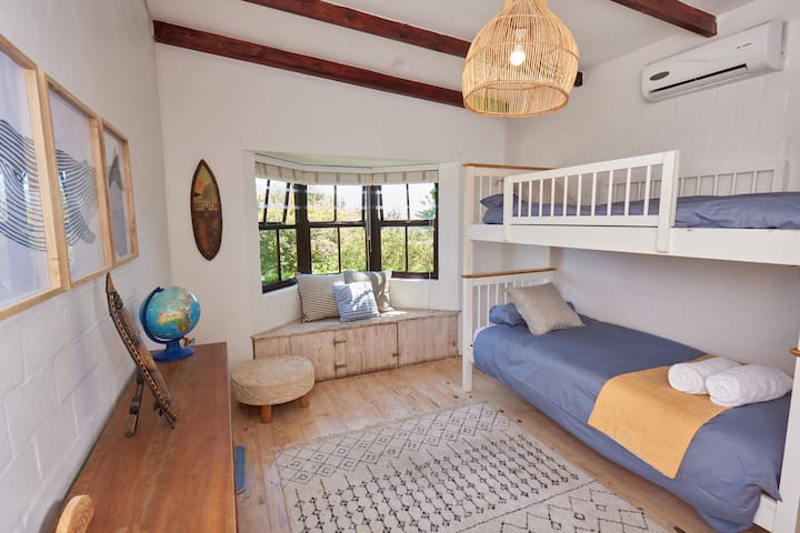 3e chambre avec baie vitrée donnant sur le jardin. 

*Veuillez noter que la climatisation est en panne.