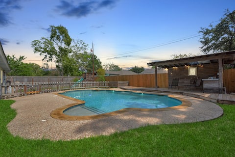 Backyard Oasis-Pool & Grill-Heart of Friendswood!