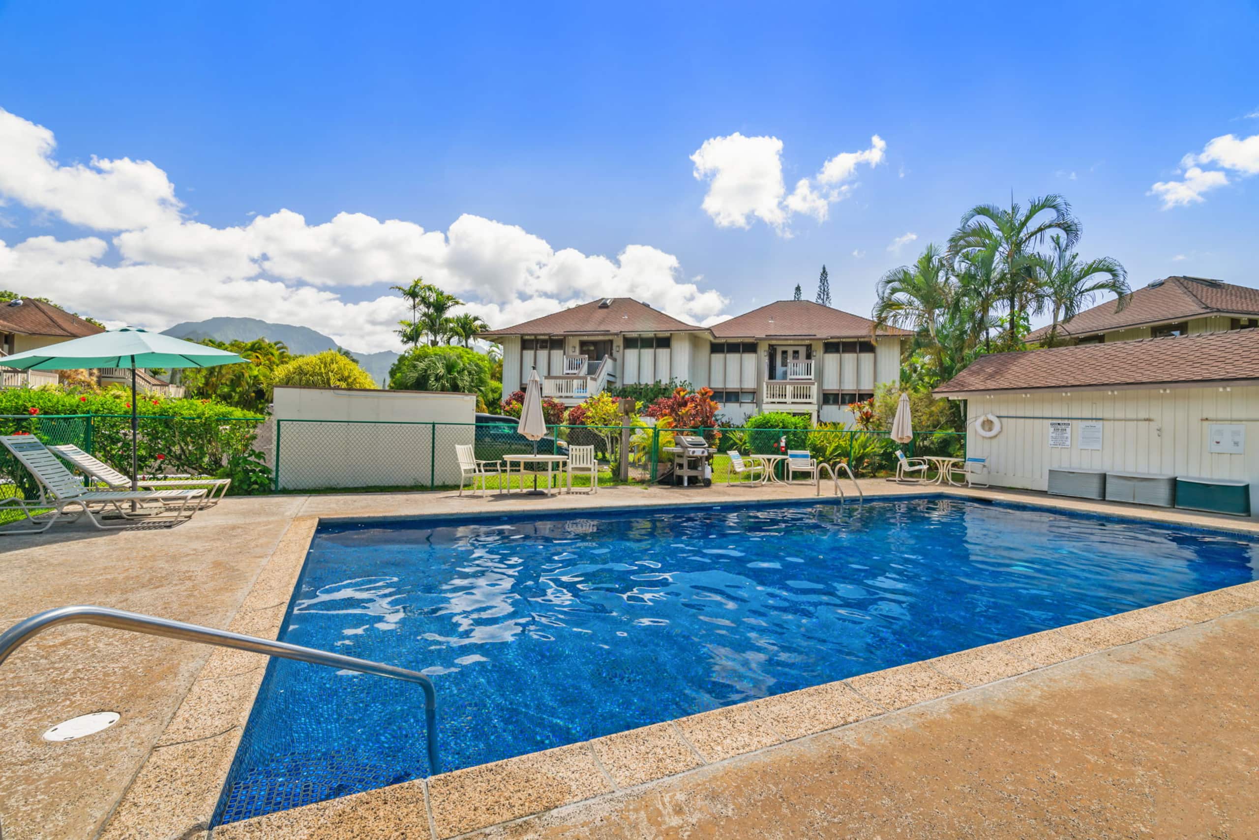 North shore condo w/ pool & private laundry - Image 12