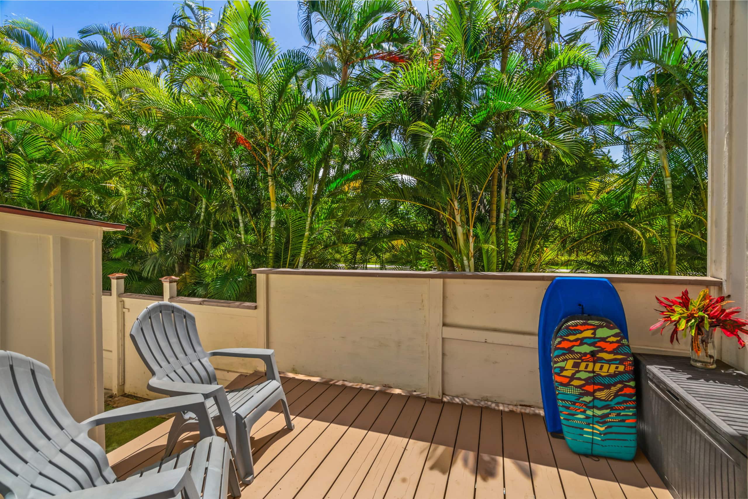 North shore condo w/ pool & private laundry - Image 10