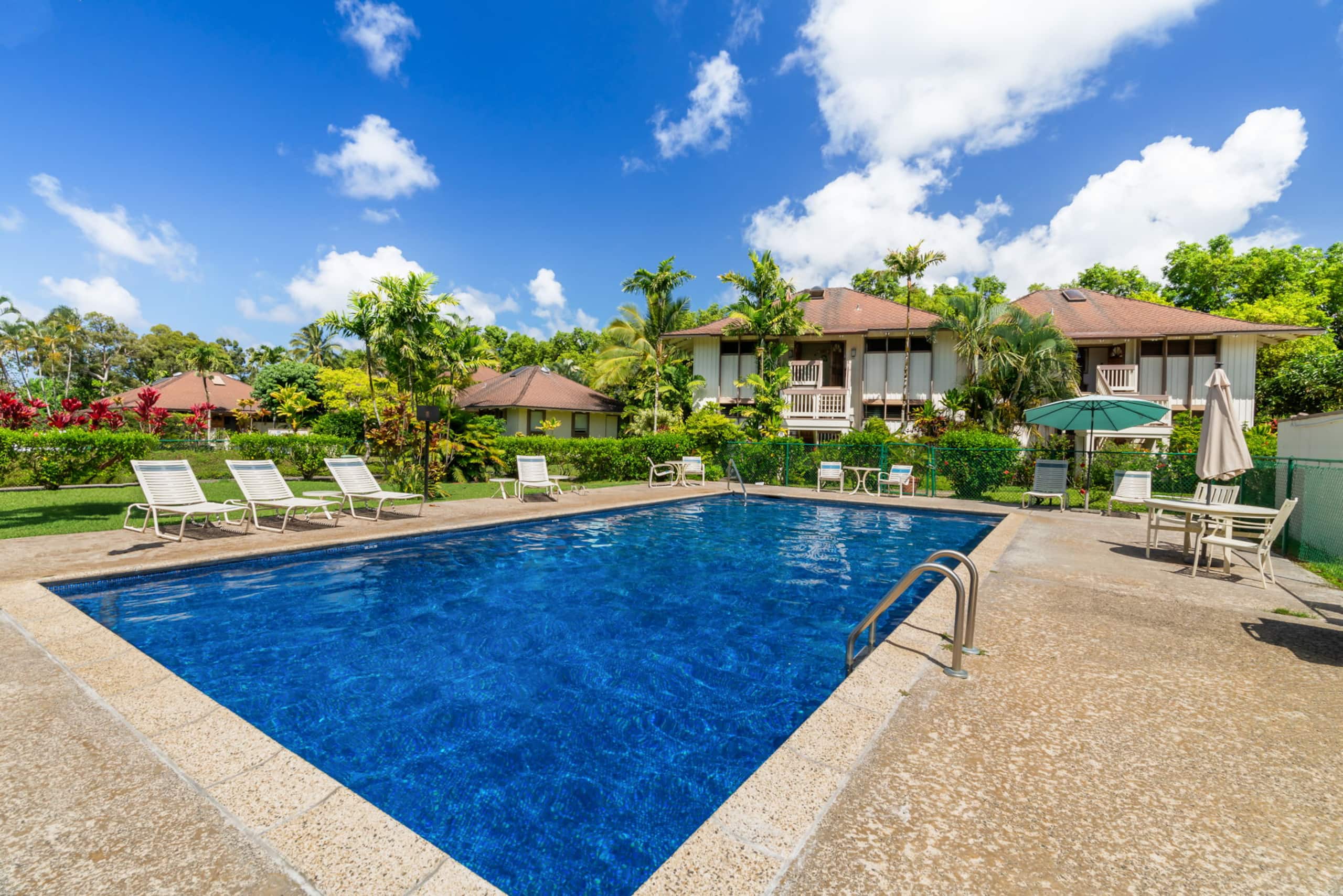 North shore condo w/ pool & private laundry - Image 11