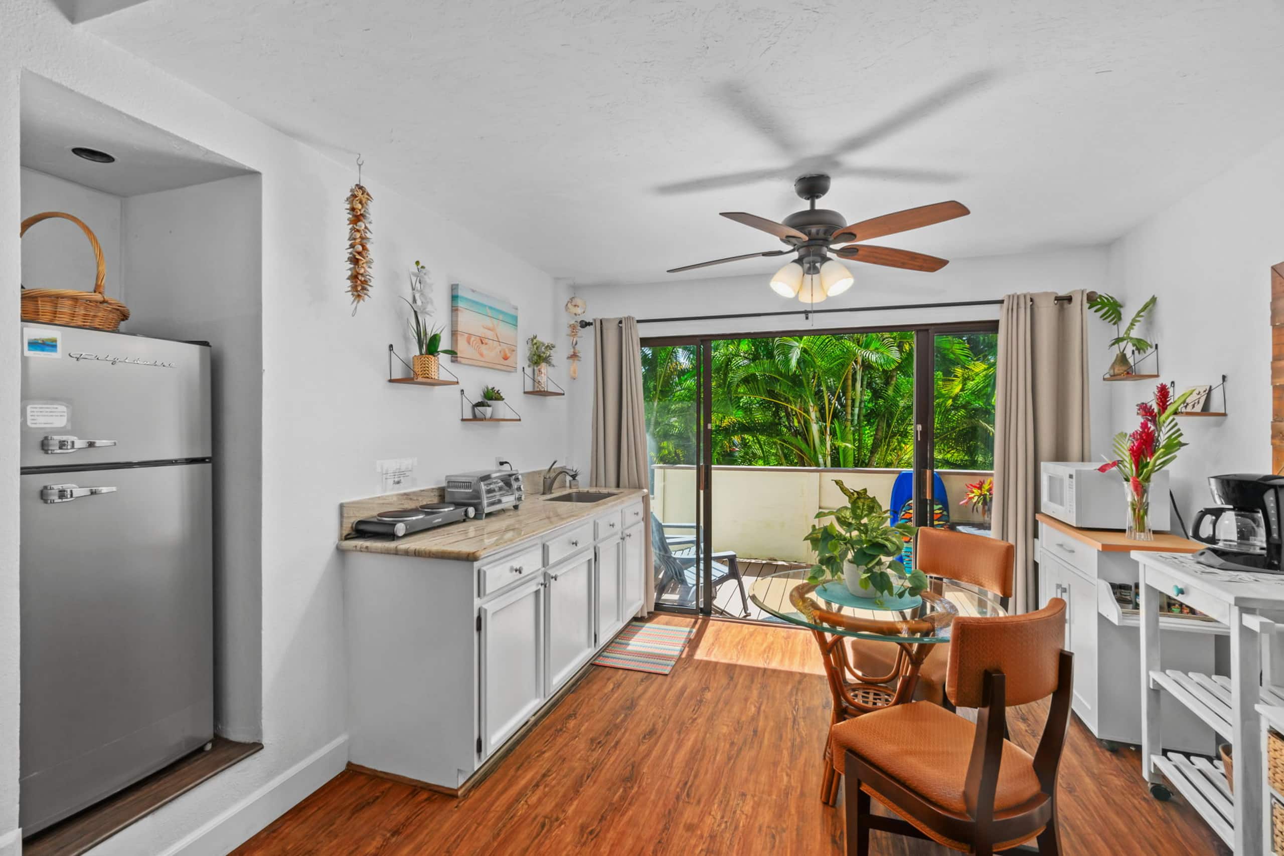 North shore condo w/ pool & private laundry - Image 7