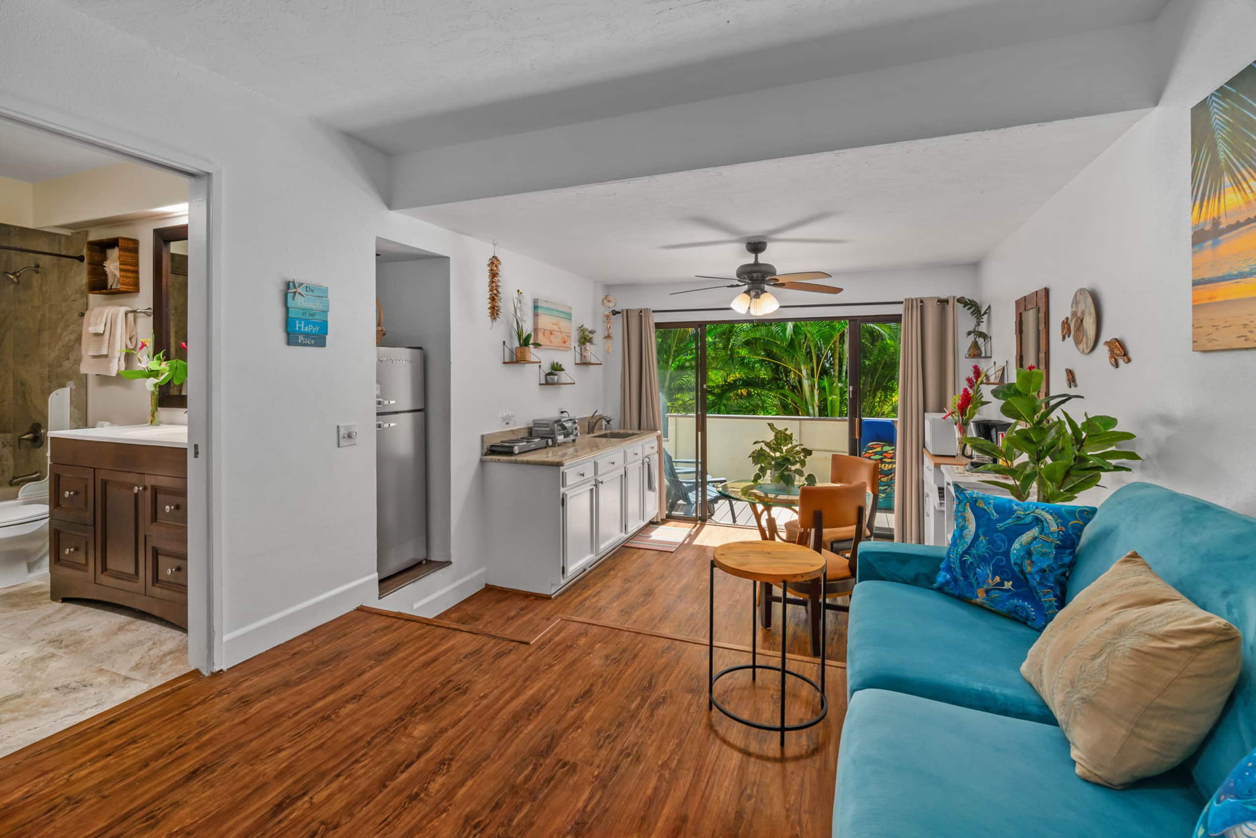 North shore condo w/ pool & private laundry - Image 6