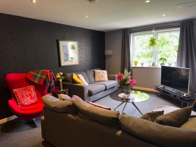 Spacious 2 bed flat, 2 bath, free parking & gym