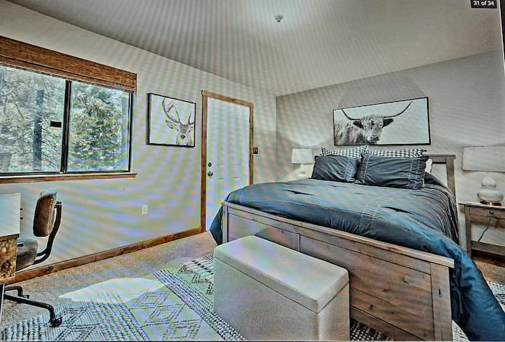 Chumba cha kulala cha ghorofa ya chini kilicho na mlango wa kujitegemea wa kuingia nje na bafu lililounganishwa  Kumbuka: Bafu hili linashirikiwa na chumba cha burudani.