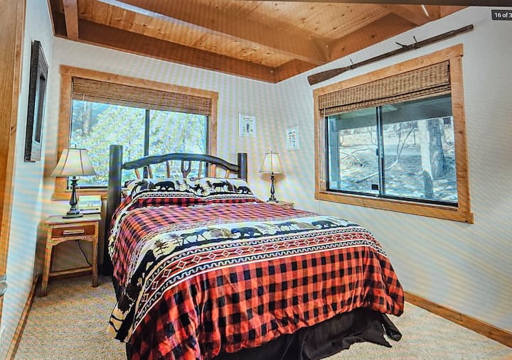 Chumba cha kulala cha mbele kilicho na kitanda cha ukubwa wa malkia.