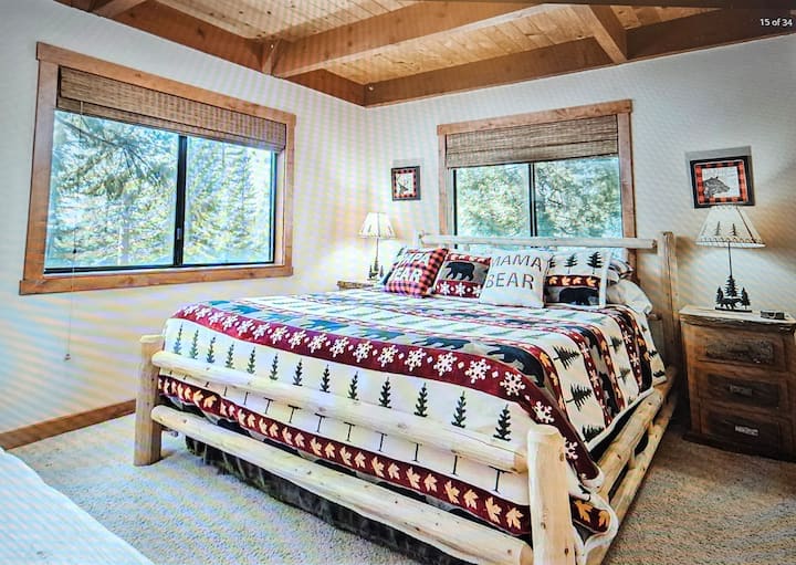 Chumba cha kulala chenye kitanda cha ukubwa wa kifalme cha TEMPERPEDIC.