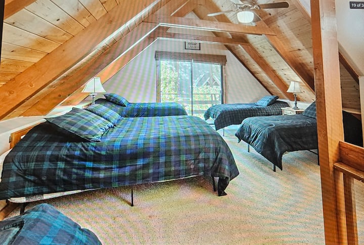 Roshani kubwa ina mfalme, malkia na vitanda viwili vya ukubwa wa mapacha. Kuna kabati la kuingia na bafu la kujitegemea lenye beseni la kuogea pekee kwenye Chalet.  Inaweza kulala vizuri watu 6.