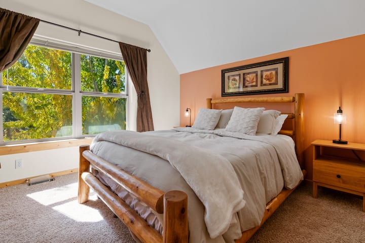 舒适的标准双人床，配备充足的储物空间