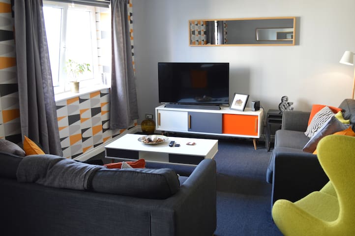 Large 2 bed flat, 2 bath, free parking & lift