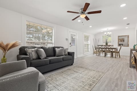 Top Airbnb: The Good Vibes Only Cottage in Lowry Park Central