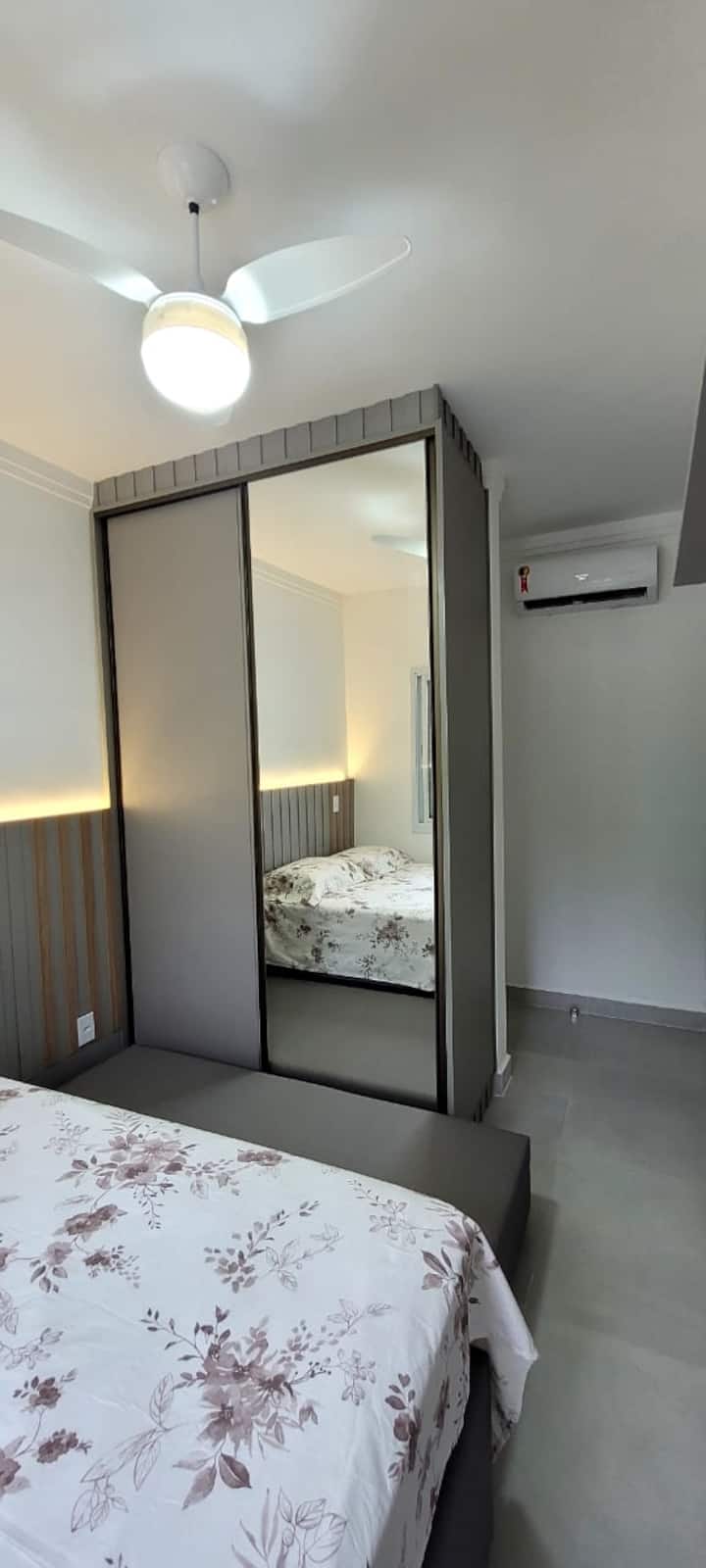 Chumba cha Chumba, chenye kitanda cha watu wawili pamoja na msaidizi.