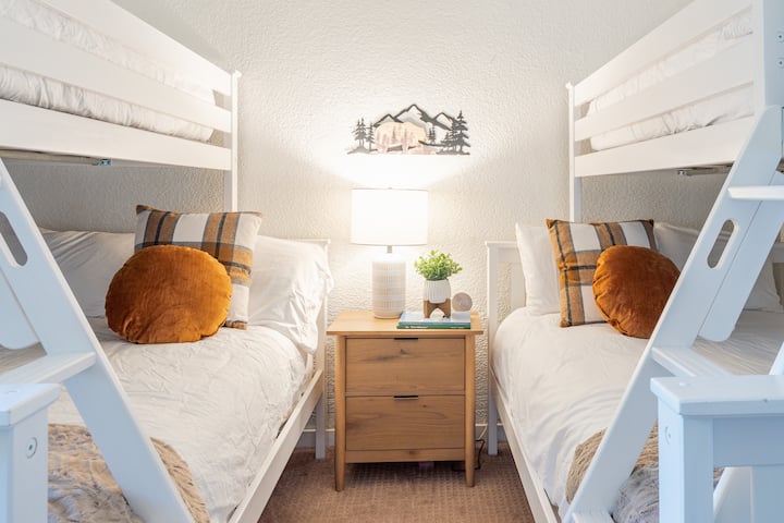 Прекрасна спалня с уютни и удобни двуетажни легла