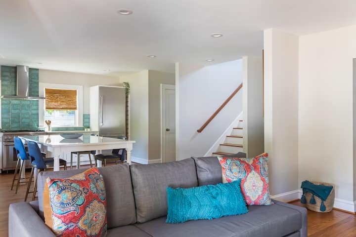 แปลนห้องแบบเปิดโล่ง: ห้องครัวมองเห็นพื้นที่ห้องนั่งเล่น 