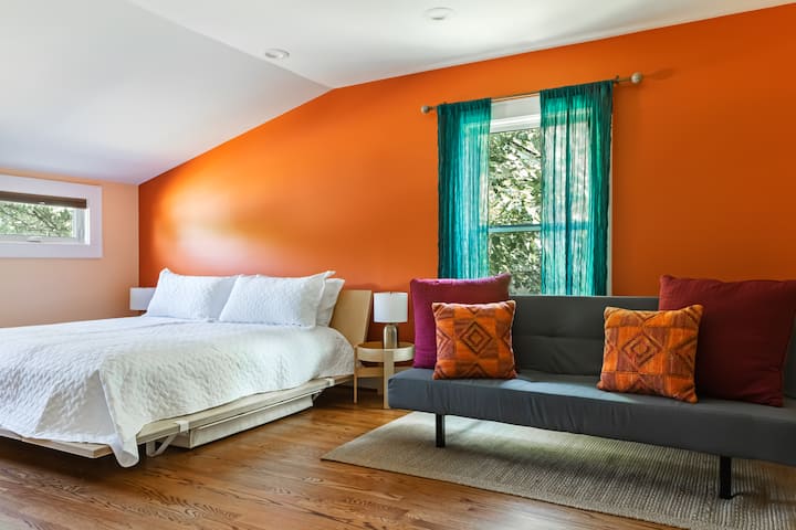 (4) ห้องนอนหลัก: เตียงคิงไซส์พร้อมฟูกขนาดใหญ่ ผ้าปูที่นอนและหมอนมีให้ 