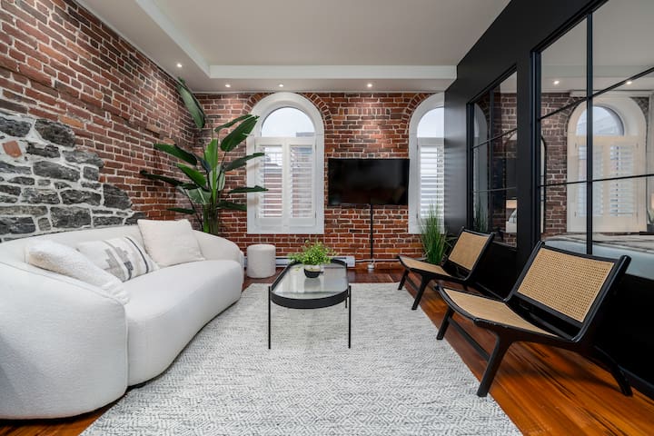 The Rock and Red Luxury Condo/Downtown Quebec city